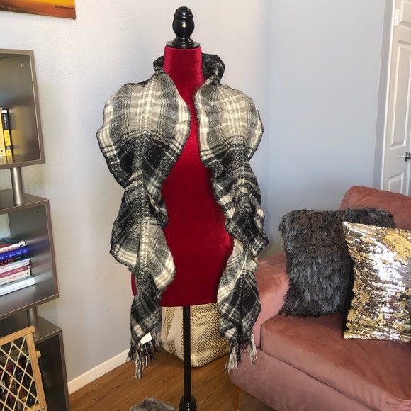 Black & white fancy scarf - Picture 2 of 3